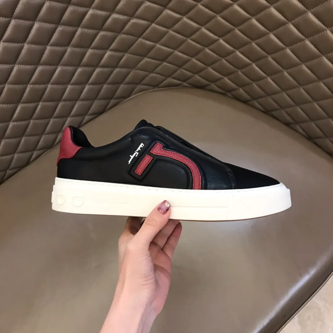 p400【Salvatore Ferraga**】New men's low-top casual shoes! Top-quality cow products, original lasts, made of imported cowhide, first-class texture, first-layer sheepskin lining! Original outsole! The details are exquisite and the style is versatile and upscale! Decorated with a three-dimensional Gancini logo, the back of the tongue and lace-up piping add a pop of color. The high-tech sole features a holographic pattern and Gancini details, making it ideal for a practical yet stylish everyday look. Code number 38-44 (45 can be customized)